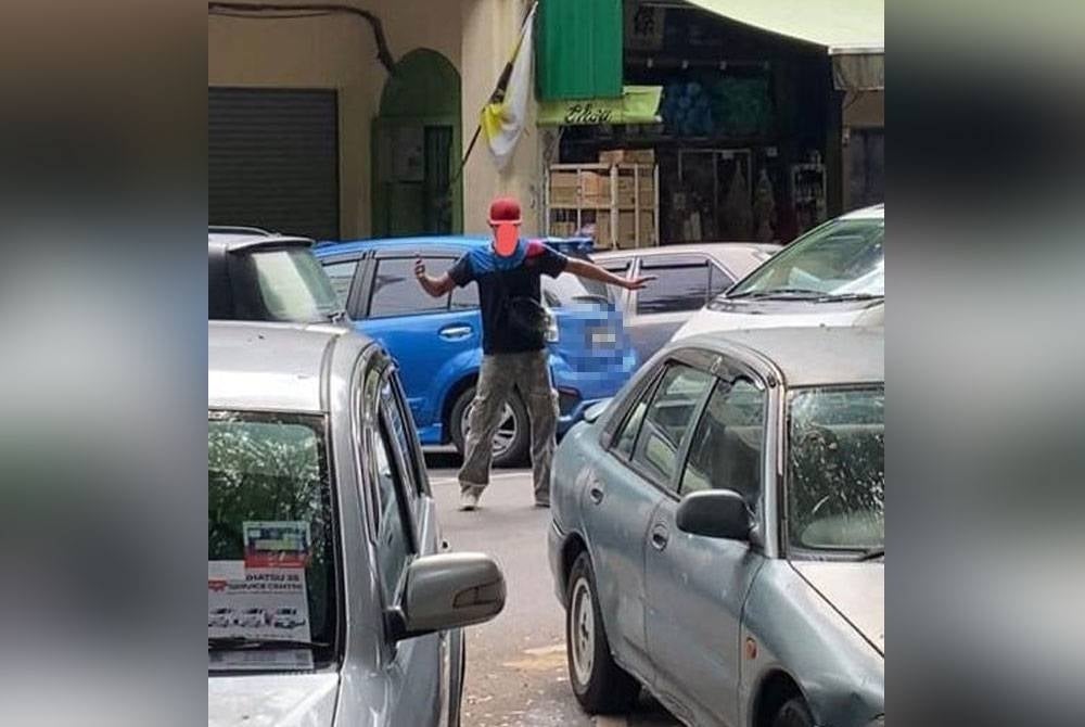 Polis menjalankan operasi khas membanteras kegiatan penjaga parkir haram di sekitar bandar raya Ipoh. - Foto: Ihsan PDRM
