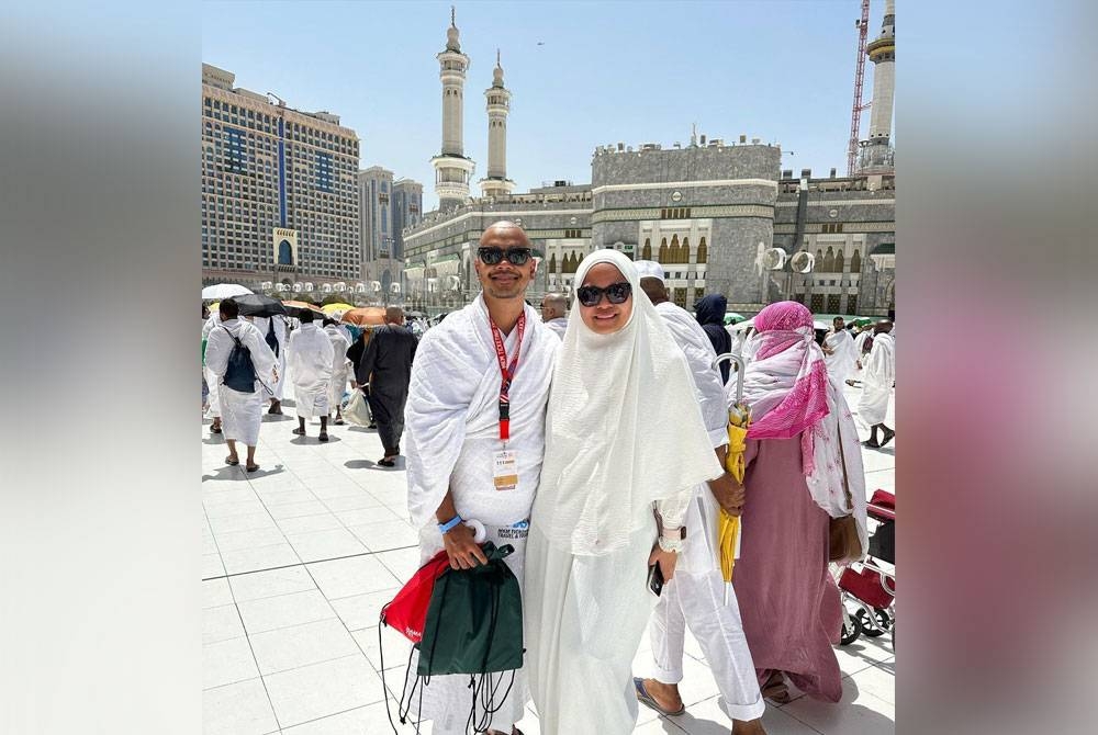 Alif menunaikan ibadah haji bersama isteri tercinta.