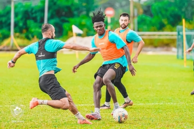Ifedayo (tengah) menjalani latihan pertama bersama KDA FC di Alor Setar pada Jumaat. - FOTO KDA FC