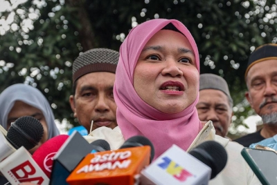 Fadhlina menjawab pertanyaan media pada Majlis Korban Perdana Parlimen Nibong Tebal di Masjid Jamek Al Huda, Sungai Bakau pada Sabtu. - Foto Bernama