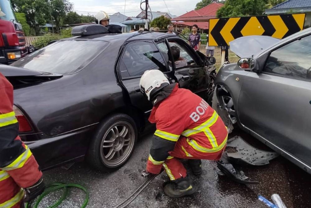 Keadaan kemalangan membabitkan dua kenderaan di Jalan Iskandar menghala ke Kampug Bukit Kapar, di sini, pada Ahad.