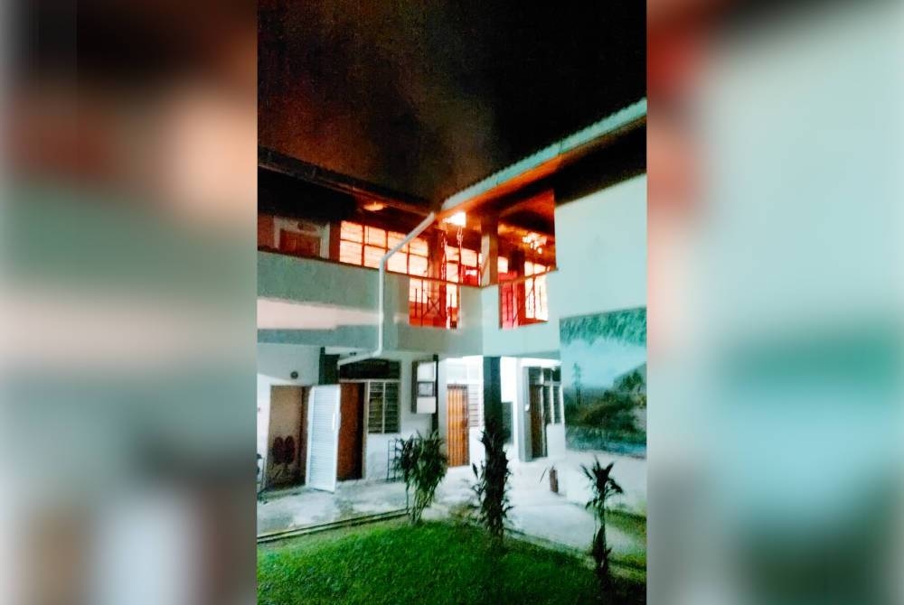 Keadaan blok asrama SMK Seri Kenangan yang dijilat api.