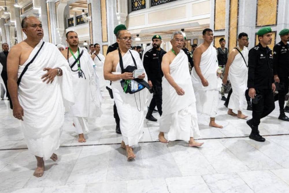 Al-Sultan Abdullah (depan, tengah) menzahirkan rasa syukur ke hadrat Allah S.W.T kerana dengan keizinan-Nya, Baginda dan Raja Permaisuri Agong dikurniakan keafiatan untuk menyempurnakan rukun Islam kelima itu dengan lancar.- Foto FB Istana Negara