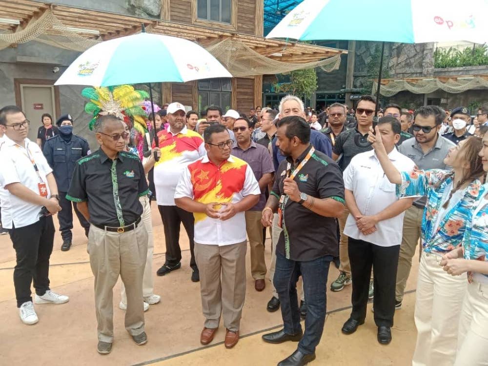 Amirudin (tengah) diberi taklimat ringkas sebelum dibawa melawat tema tema air berkenaan.