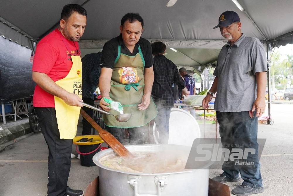 Sebahagian daging dimasak untuk dijadikan hidangkan makan tengah hari. - FOTO ROSLI TALIB