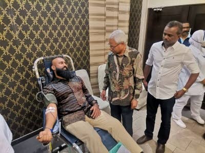 Sivanesan (tengah) meninjau Kempen Minda Sihat Menderma Darah dan Organ di sebuah restoran di sini pada Ahad.
