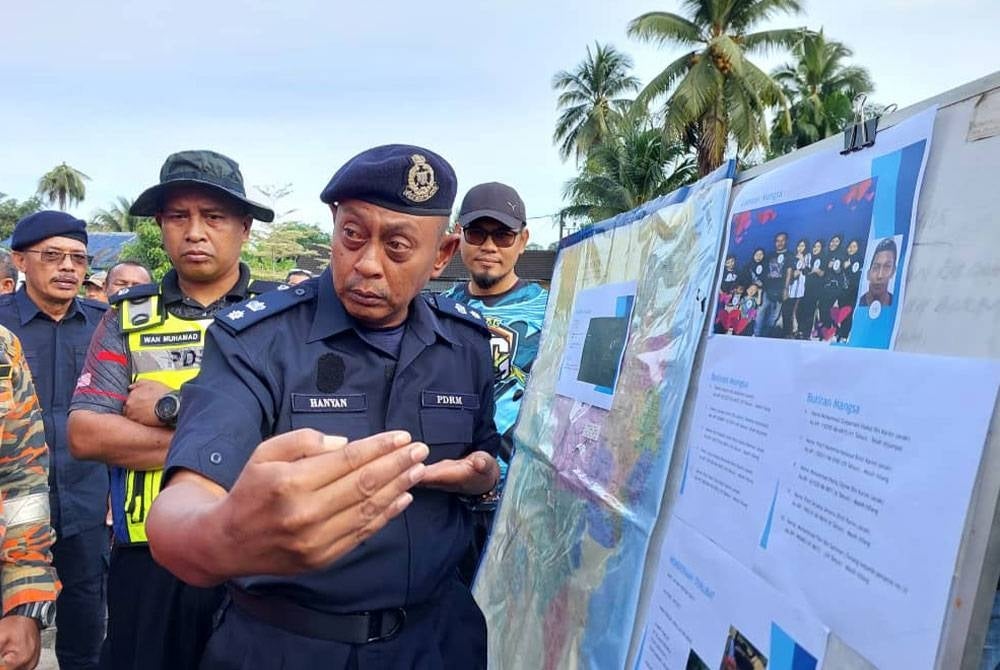 Hanyan ketika memberi penerangan ringkas berhubung gerak kerja operasi dan menyelamat mangsa tragedi kepala air Jeram Mawar, Kampung Air Putih pada Isnin.