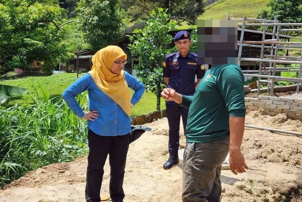 Ani (kiri) turun ke lokasi sejurus mendapat maklumat pusat sembelihan lembu yang beroperasi secara haram.