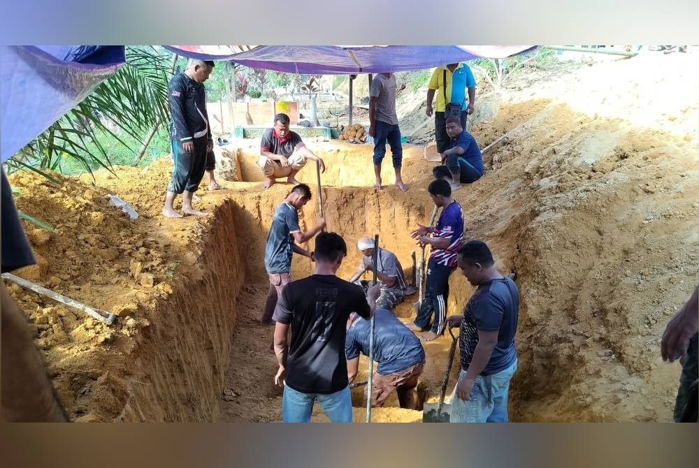 Penduduk kampung bertungkus-lumus mengali liang bagi menghadapi kemungkinan mangsa sekeluarga akan dikebumikan dalam satu liang lahad.
