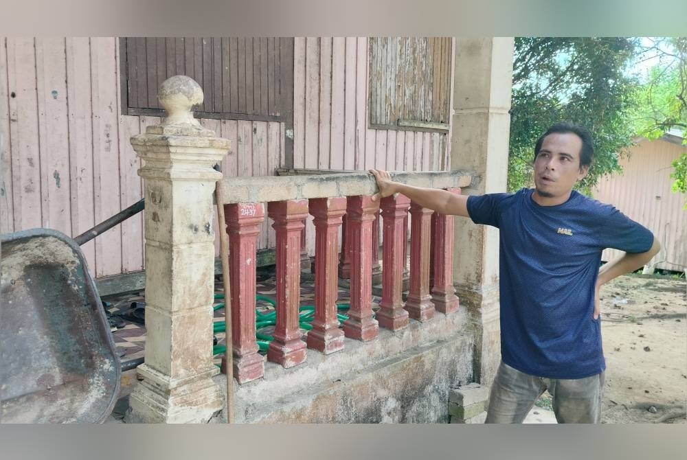 Mohd Ismail menunjukkan rumah sewa yang dihuni keluarga kakaknya di Felda Lepar Hilir 3 sebelum tragedi.