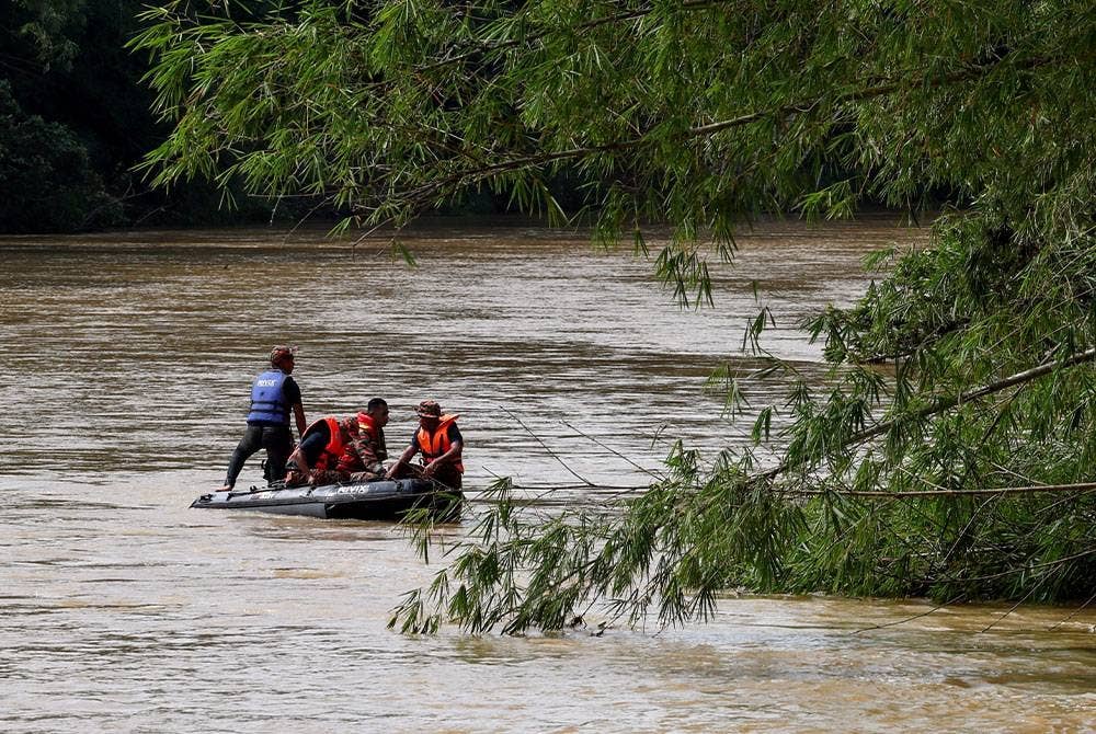 Pasukan penyelamat melakukan operasi mencari mangsa yang terlibat dalam kejadian kepala air di Jeram Air Putih ketika tinjauan di Kampung Teladas, pada Isnin. - Foto Bernama