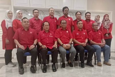 Mohamed Khaled (duduk, tengah) bergambar bersama kepimpinan UMNO Johor pada Ahad.