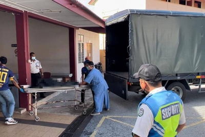 Tiga lagi mayat mangsa tragedi kepala air di Jeram Air Putih, Kemaman dihantar ke Jabatan Perubatan Forensik Hospital Sultanah Nur Zahirah (HSNZ) di Kuala Terengganu untuk proses bedah siasat.