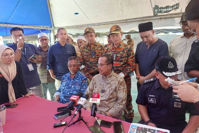 Ahmad Samsuri (tengah) ketika sidang akhbar berhubung tragedi kepala air pada Isnin.