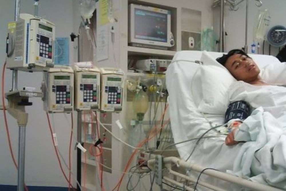 Mohd Zulhilmi ketika berada dalam wad kerana pengsan akibat pendarahan dalaman di perut secara mengejut di sebuah hospital di luar negara.