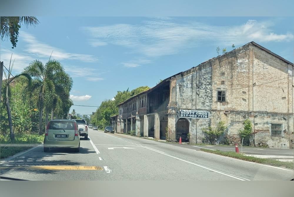 Deretan rumah kedai di Jalan Ipoh - Kuala Lumpur ini dipercayai dibina sejak tahun 1885 dan kininhanya tiga kedai sahaja beroperasi termasuk kedai gunting rambut milik Gnasergaran.