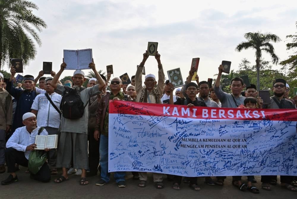 Penunjuk perasaan di Jakarta menyertai protes mengutuk tindakan Salwan.