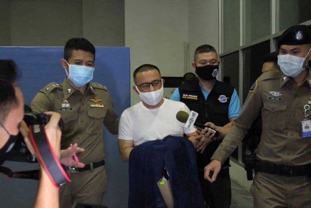 Prasit Jeowkok (tengah) disabit bersalah kesemua 321 pertuduhan yang dikenakan terhadapnya. - Foto Agensi