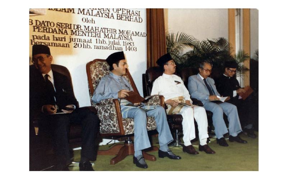 Majlis pelancaran Bank Islam dilakukan oleh mantan Perdana Menteri, Tun Dr Mahathir Mohamad (dua dari kiri) pada 1 Julai 1983.