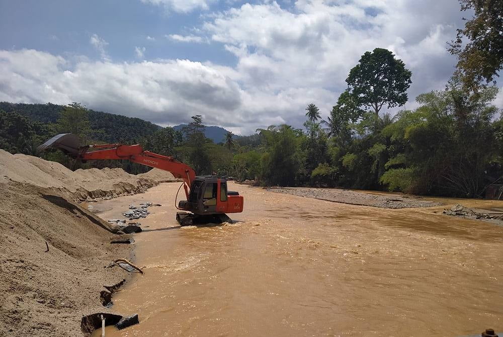 Arus deras melanda Kampung Iboi 4 Julai 2022 telah mengubah kedudukan pasir sehingga menyebabkan sungai jadi cetek.