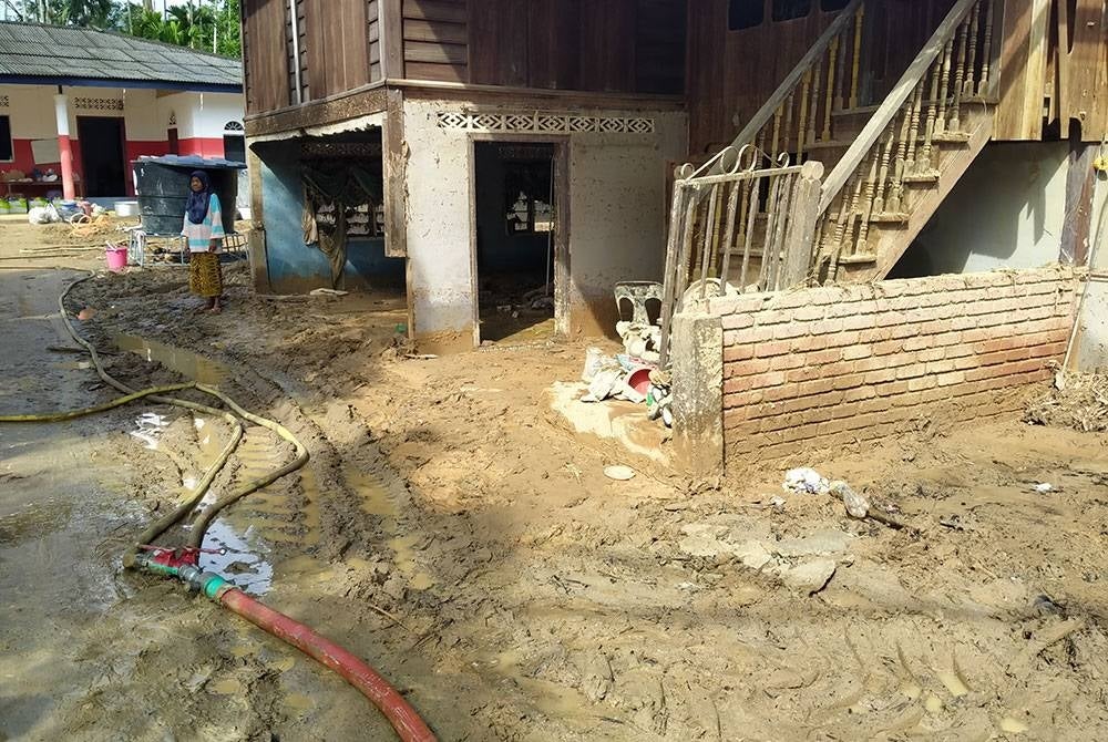 Salah sebuah rumah penduduk yang rosak akibat dilanda arus tahun lalu.