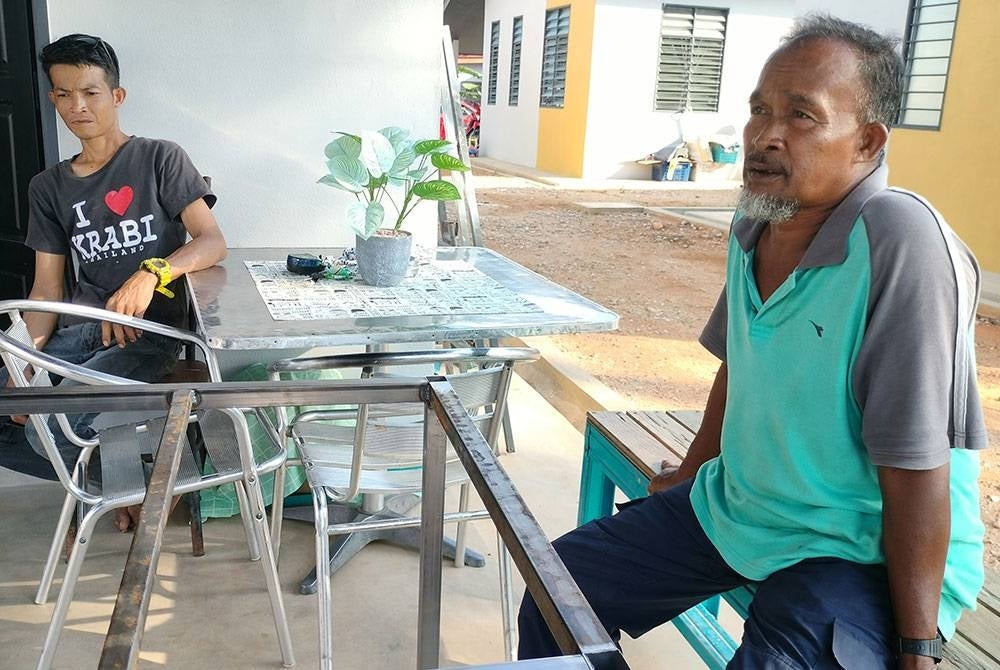 Md Deris (kanan) dan Nor Azlan Aziz, 38, yang tinggal sehelai sepinggang akibat tragedi banjir aliran puing, kini memulakan hidup di rumah baharu di Kampung Keda Sadek kira-kira enam kilometer dari Kampung Iboi.