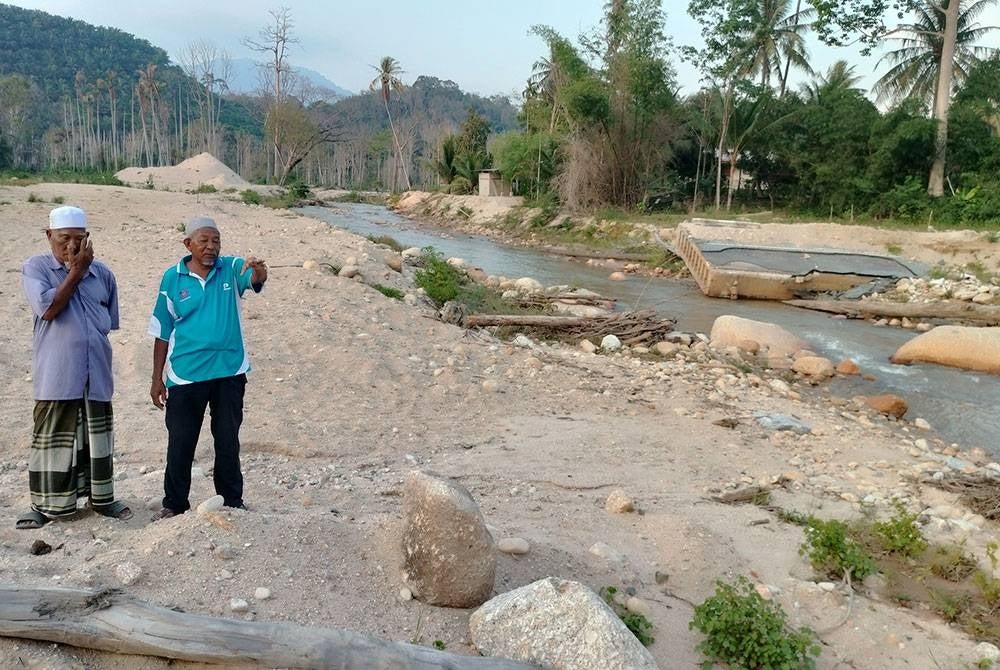 Ahmad (kiri) tidak mampu menahan sebak ketika mengingati semula peristiwa yang menyebabkan mereka kehilangan harta benda dan mengorbankan tiga nyawa termasuk isteri, anak dan menantu Abd Rahman (kanan).