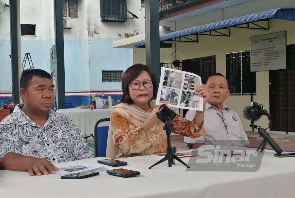 Yee Kew (tengah) mengadakan sidang akhbar selepas tidak berpuas hati projek pembinaan dewan terbuka yang hasilnya tidak seperti diharapkan.