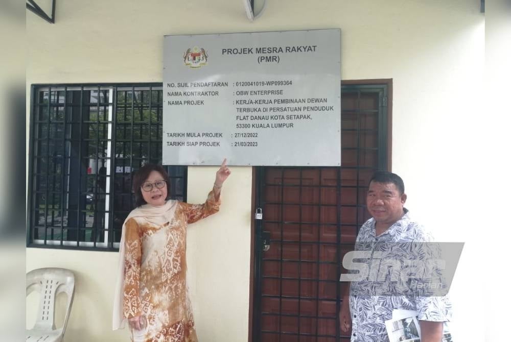 Yee Kew (kiri) dan Kamarul menunjukkan projek dilaksanakan di bawah ICU yang siap Mac lalu.