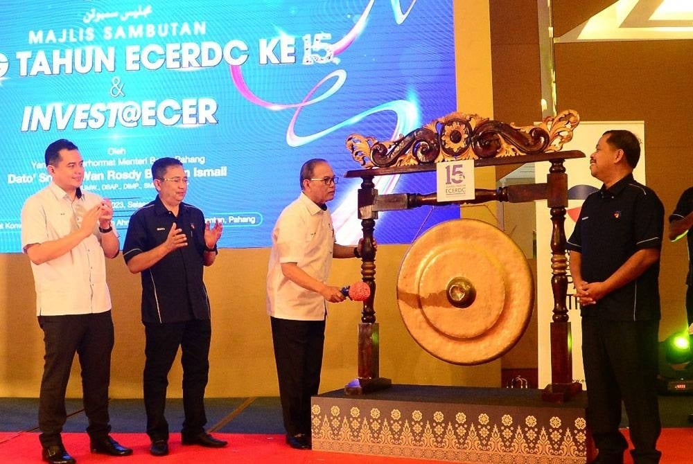 Baidzawi (dua dari kiri) mengiringi Wan Rosdy (tengah) ketika merasmikan Majlis Sambutan Ulang Tahun ke-15 ECERDC dan Pelancaran Invest@ECER di Pusat Konvensyen Antarabangsa Sultan Ahmad Shah pada Selasa.