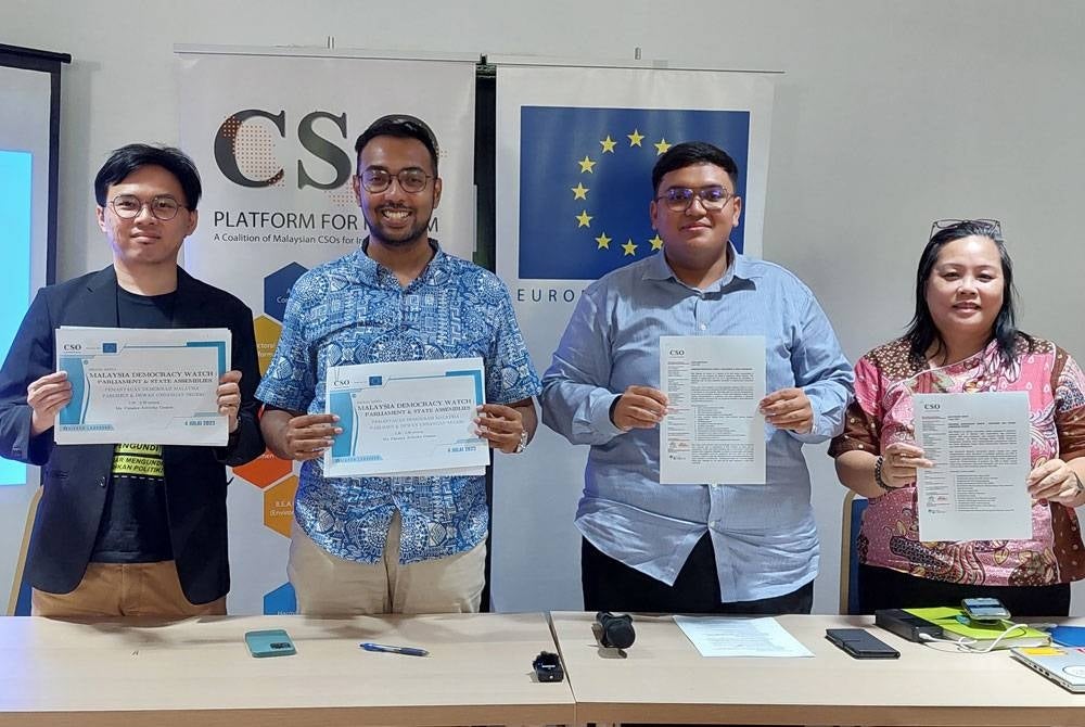 Tharma (dua dari kiri), Kok Hin (kiri) dan Mohamad Tazrin (dua dari kanan) menunjukkan keputusan tinjauan demokrasi Malaysia yang dilakukan CSO Platform for Reform dalam sidang akhbar di Petaling Jaya pada Selasa.