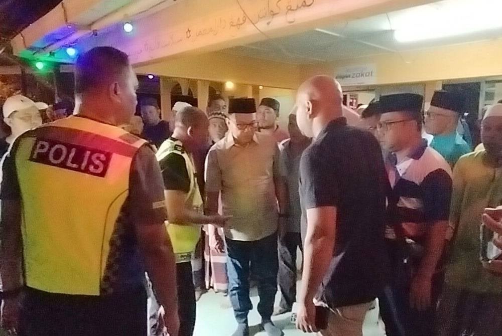 Wan Rosdy hadir di Masjid Ubbudiah, Felda Lepar Hilir 3, di sini.