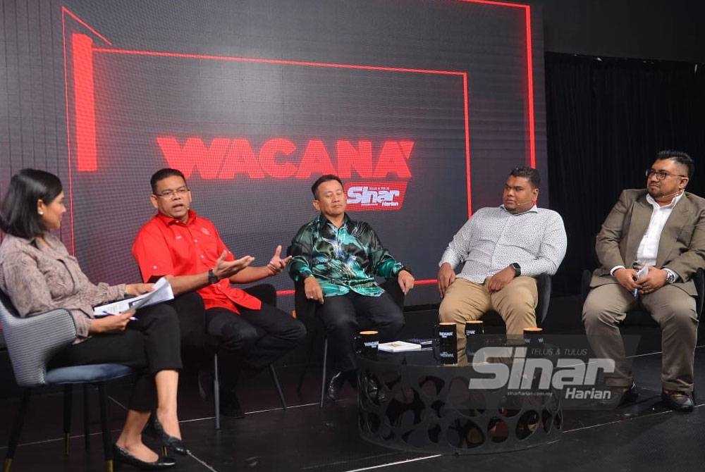 Selain Lokman Adam (dua dari kiri), Wacana Sinar siri 404 bertajuk 'Adakah Bom Jangka Kedua' turut menampilkan Tun Faizal (tengah); Muhamad Arafat (dua dari kanan) dan Che'gubard (kanan) sebagai panelis. - Foto Sinar Harian/Asril Aswandi Shukor