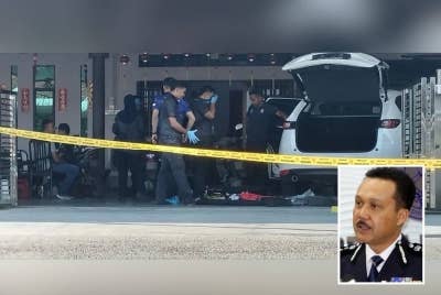 Pasukan D10 menjalankan siasatan di hadapan rumah mangsa di Kuala Gula pada Selasa. - Foto Ihsan pembaca (Gambar kecil: Mohd Yusri)