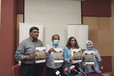 Dari kiri: Dr Murallithan, Muhammad Sha'ani, Sharmila Sekaran dan Roslizawati Md Ali.