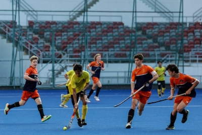 Pemain negara (dua dari kiri) cuba melepasi kawalan pemain Western Australia dalam aksi persahabatan di Bukit Jalil pada Selasa. - Foto Bernama