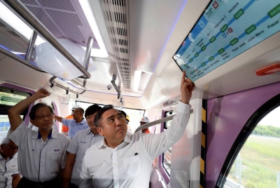 Anthony menaiki tren dari Heavy and Light Maintenance Building (HLMB) Depoh Johan Setia ke trek percubaan ketika meninjau Projek Transit Aliran Ringan Laluan Shah Alam (LRT3), di sini pada Selasa. - Foto Bernama