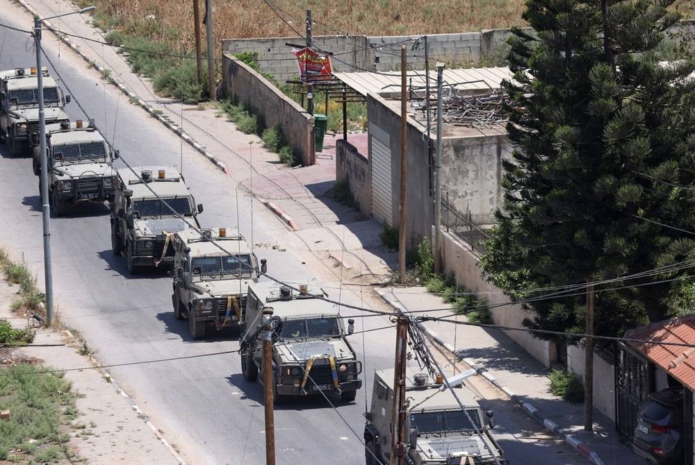 Konvoi kenderaan perisai tentera Israel melalui jalan utama di bandar utara Tebing Barat itu.