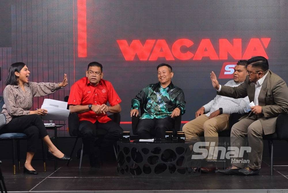 Wacana Sinar Siri 404 membincangkan tajuk PRN: Adakah Bom Jangka Kedua? menampilkan Herleena Pahlavy (kiri) selaku hos manakala Lokman Adam (dua dari kiri); Tun Faisal (tengah); Muhamad Arafat Varisai (dua dari kanan) dan Badrul Hisham selaku panelis yang disiarkan secara langsung di semua platform digital Sinar Harian, pada Selasa. - Foto Sinar Harian/Asril Aswandi Shukor.