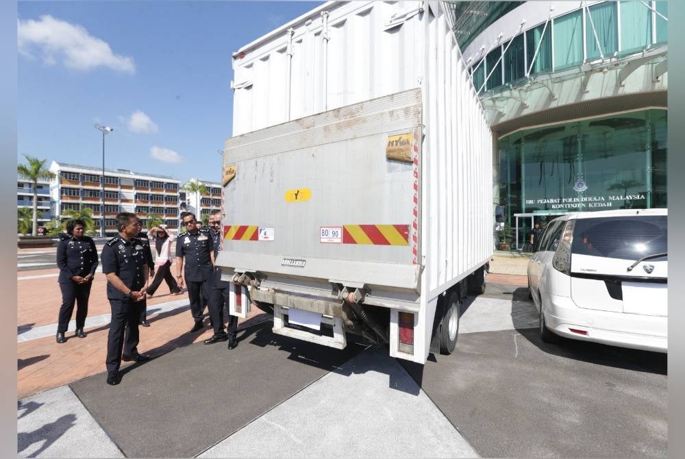 Fisol menunjukkan kereta dan lori yang dirampas dari suspek sindiket 'phone scam'.