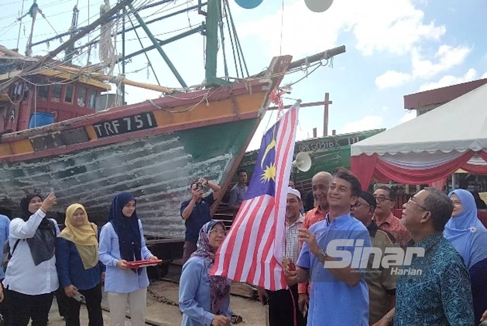 Muhammad Faiz (dua dari kanan) melakukan gimik perasmian Majlis Penyerahan Projek Siap Naik Taraf Slipway kepada Persatuan Nelayan Kawasan (PNK) Tumpat pada Rabu.