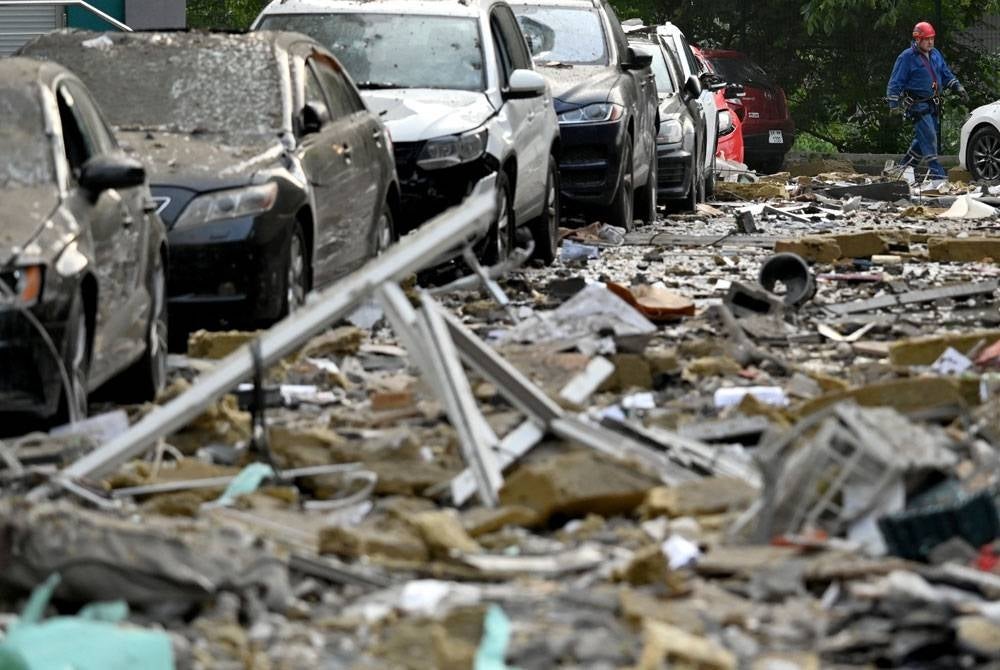 Keadaan bangunan yang musnah akibat serangan peluru berpandu di ibu kota Ukraine, Kyiv pada awal 24 Jun 2023. - (Foto oleh SERGEI SUPINSKY / AFP)