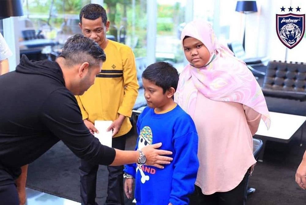 Gambar kenangan sewaktu Adam (tengah) bertemu TMJ pada Disember 2021.