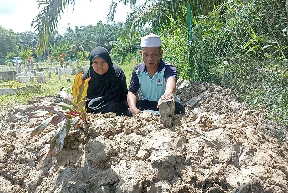 Abdul Rahman (kanan) dan anaknya Erin (kiri) reda dengan pemergian Adam yang menderita penyakit jantung terbalik.