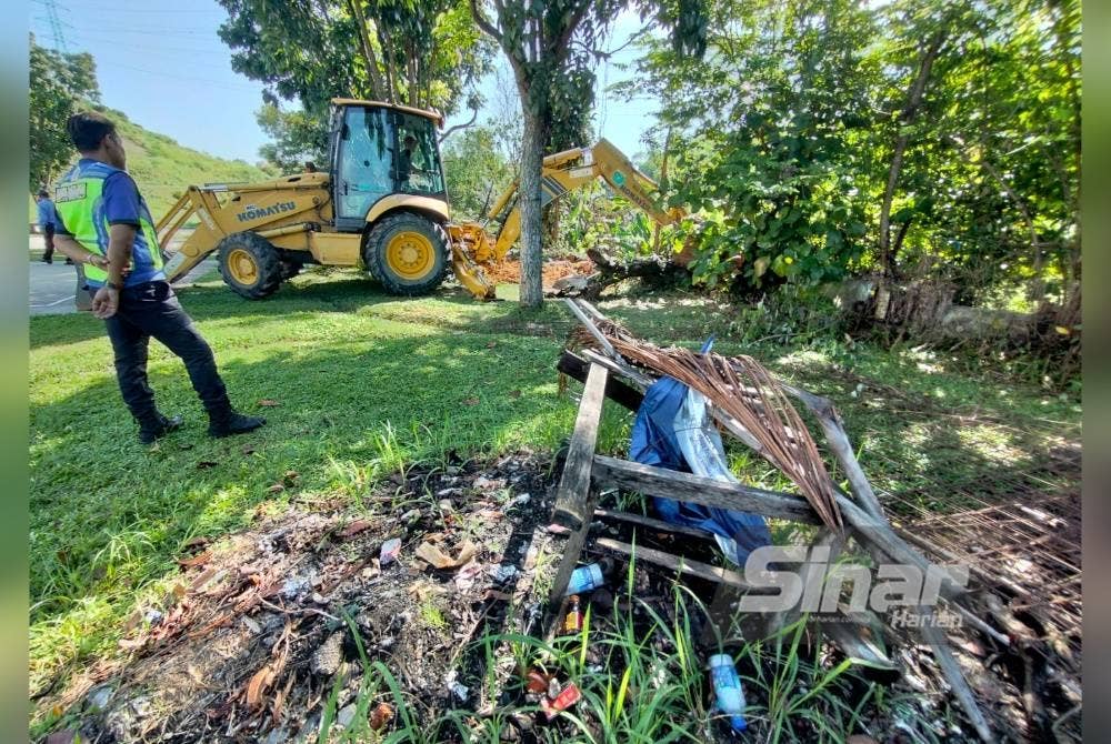 Struktur binaan haram di kebun pisang yang terletak di belakang pangsapuri berkenaan akhirnya dirobohkan penguat kuasa MPSJ.