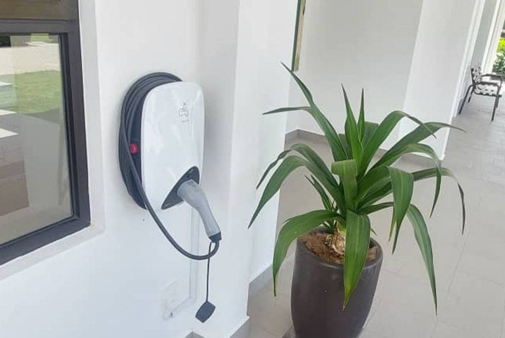 Pengecaj kereta elektrik.