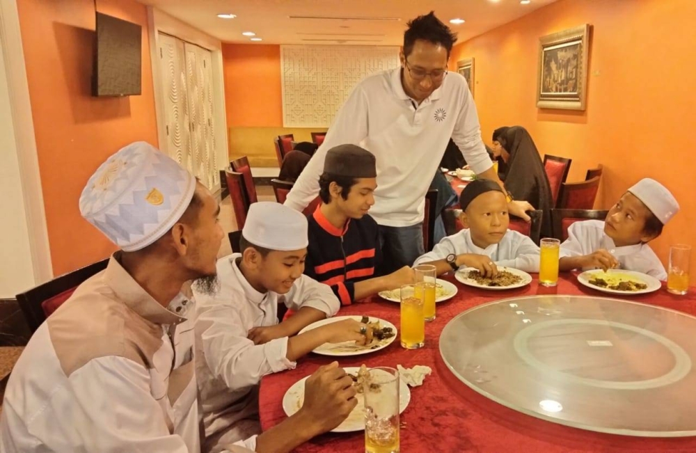 Iqmal (tiga dari kanan) berbual bersama kanak-kanak dari Rumah Anak-Anak Yatim Salimah.