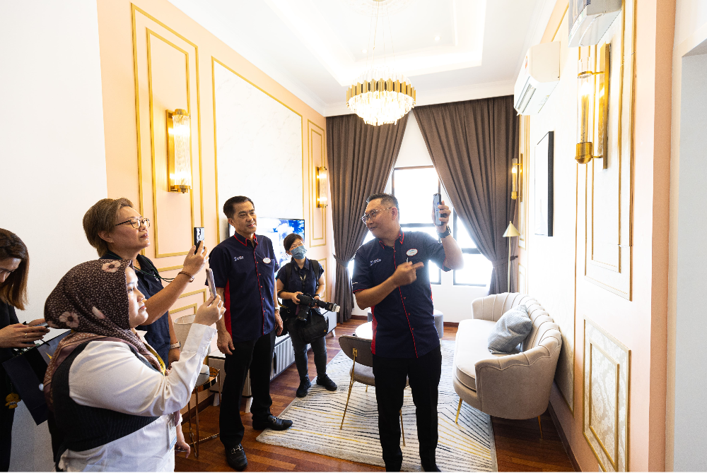 Hon Lim (tiga dari kiri) melihat penerangan penggunaan tenaga solar.