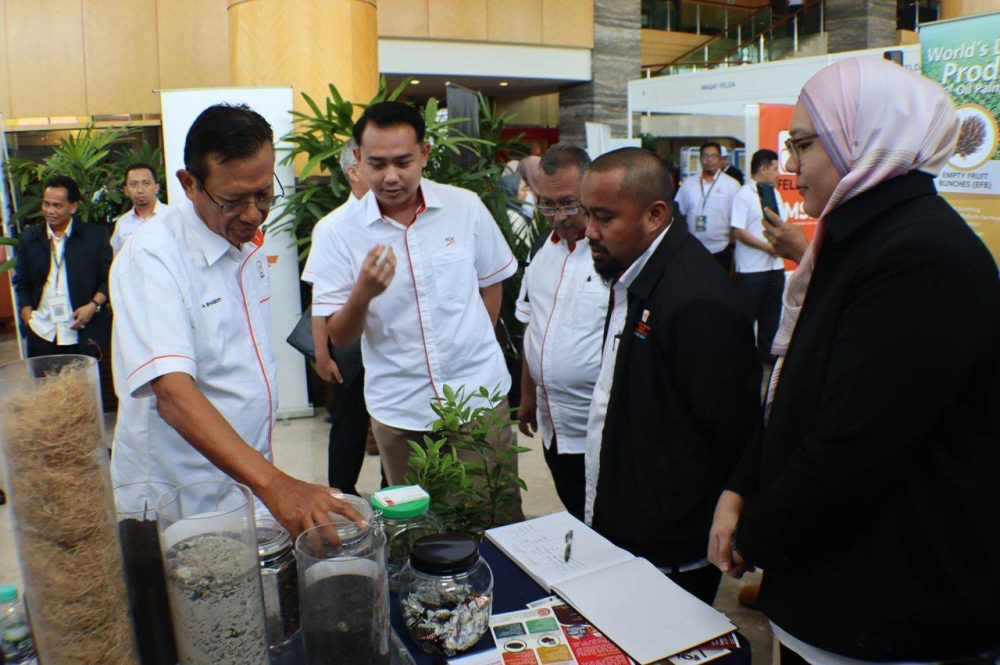 Ahmad Shabery (kiri) meluangkan masa melawat reruai pameran selepas Majlis Perasmian Seminar Jawatankuasa Permuafakatan Produktiviti dan Kualiti (JPPK) 2023, di sini pada Rabu.