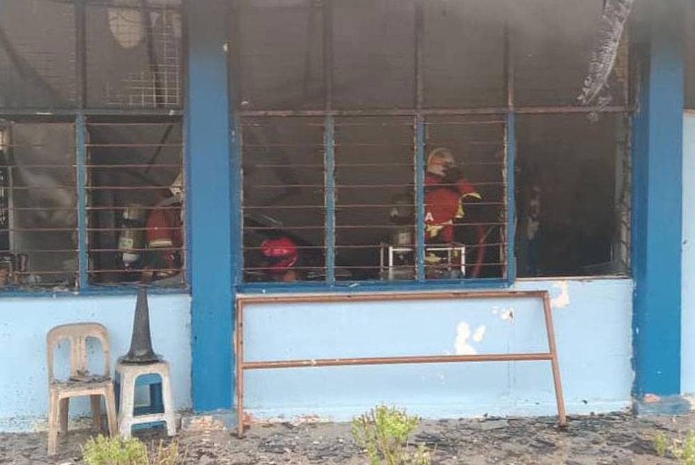 Anggota Bomba dan Penyelamat memadamkan kebakaran sebuah kantin di Petaling Jaya, pada Rabu.